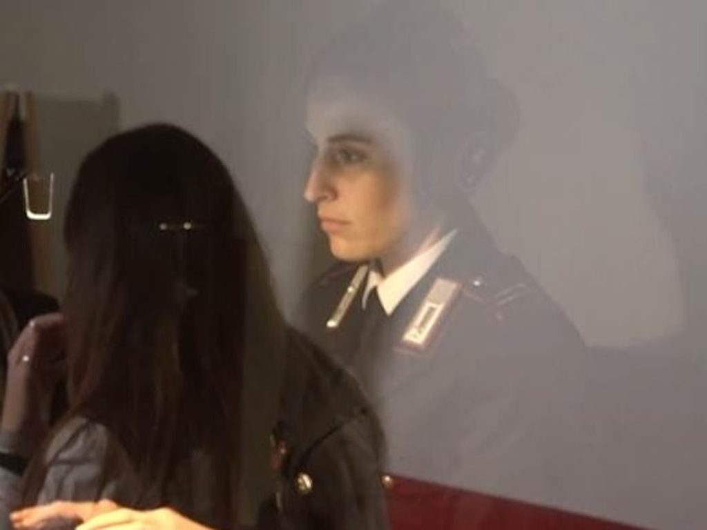 Casal di Principe ruba il telefono della moglie e pubblica foto intime: arrestato