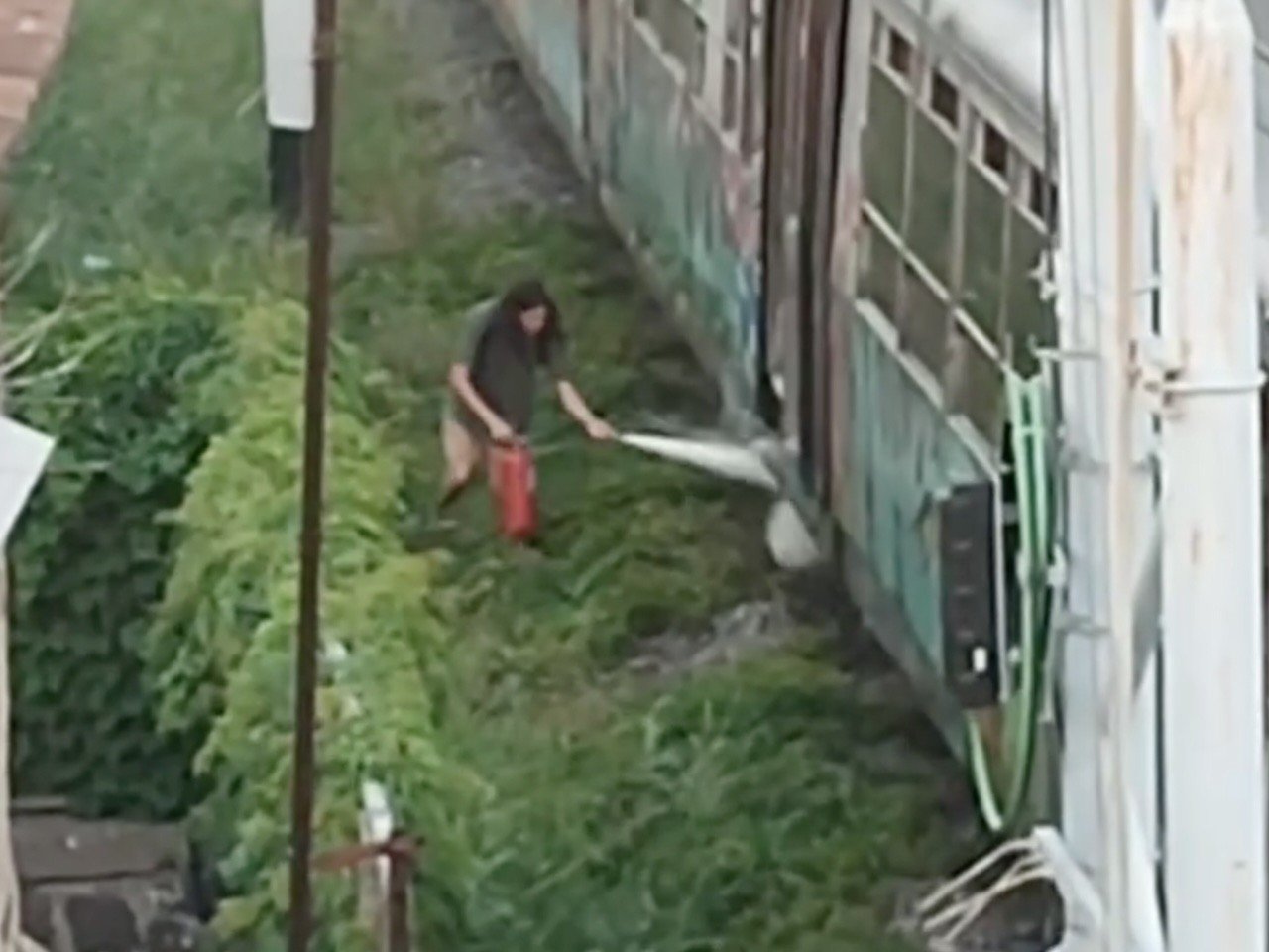 Napoli, eroe misterioso con estintore sventa incendio al treno della Circumvesuviana