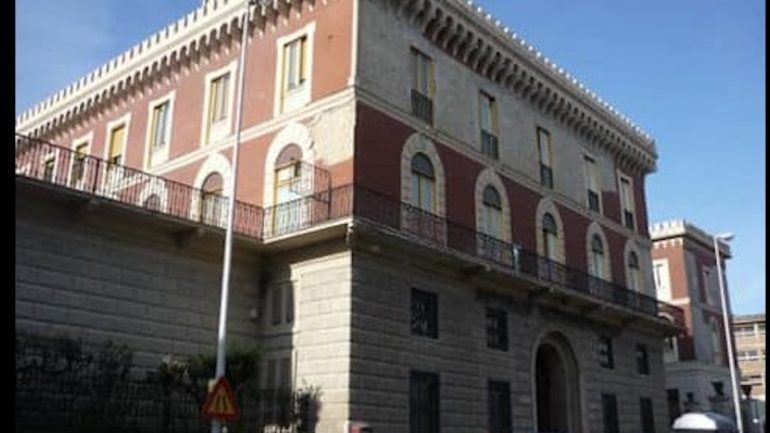 Napoli, picchia infermiera al Fatebenefratelli, distrugge la sala codici rossi e aggredisce i carabinieri