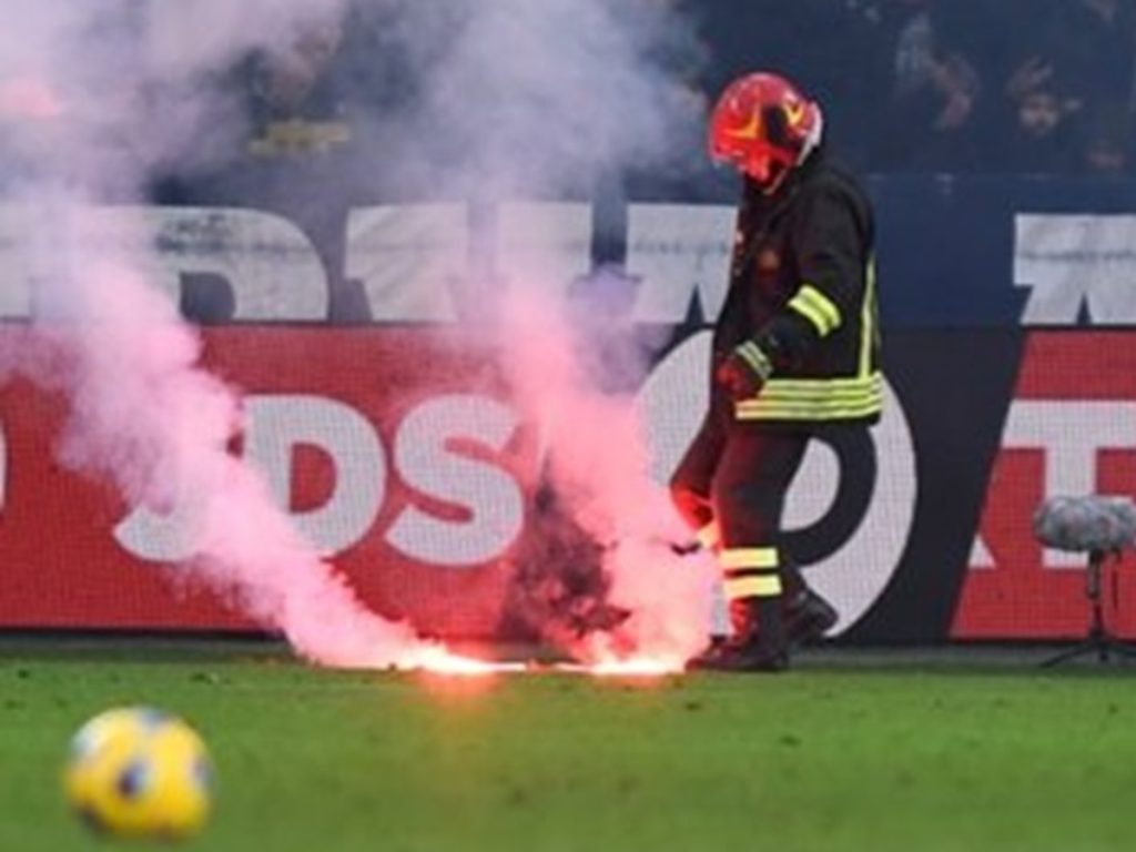 Caserta: va allo stadio con lo zaino pieno di fumogeni, Daspo e denuncia per un 22enne