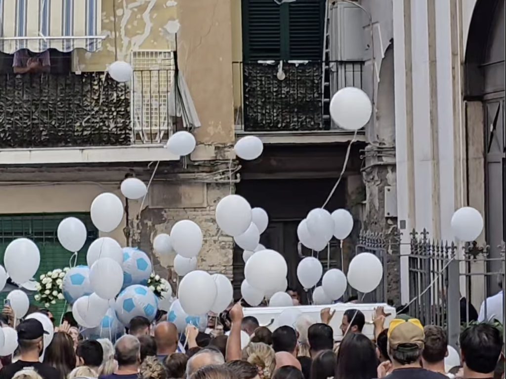 Castellammare, commozione ai funerali del piccolo Giuseppe Grieco: due indagate per la sua morte
