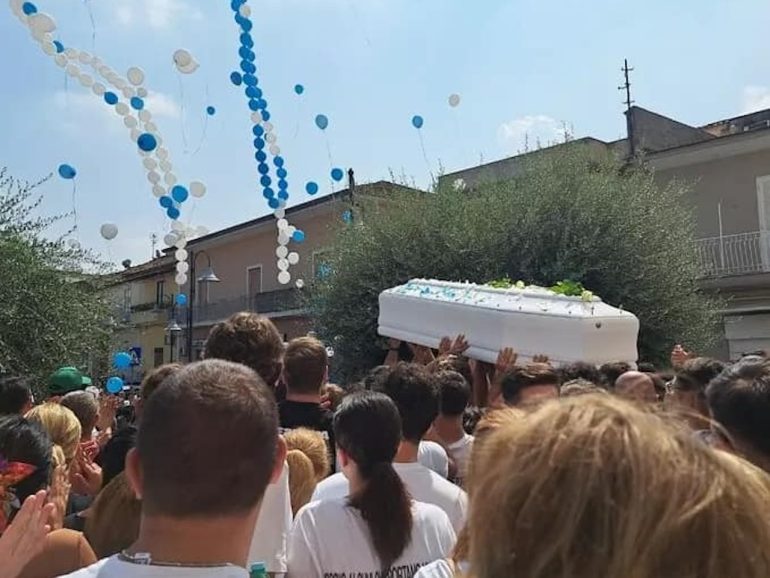 Casal di Principe, dolore ai funerali di Nicola Iorio: “Sarai sempre con noi”