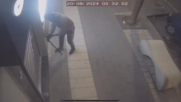 Casalnuovo, la saracinesca non si alza e i ladri desistono