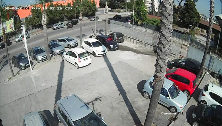 Arzano furto d’auto in meno di 30 secondi davanti alle telecamere