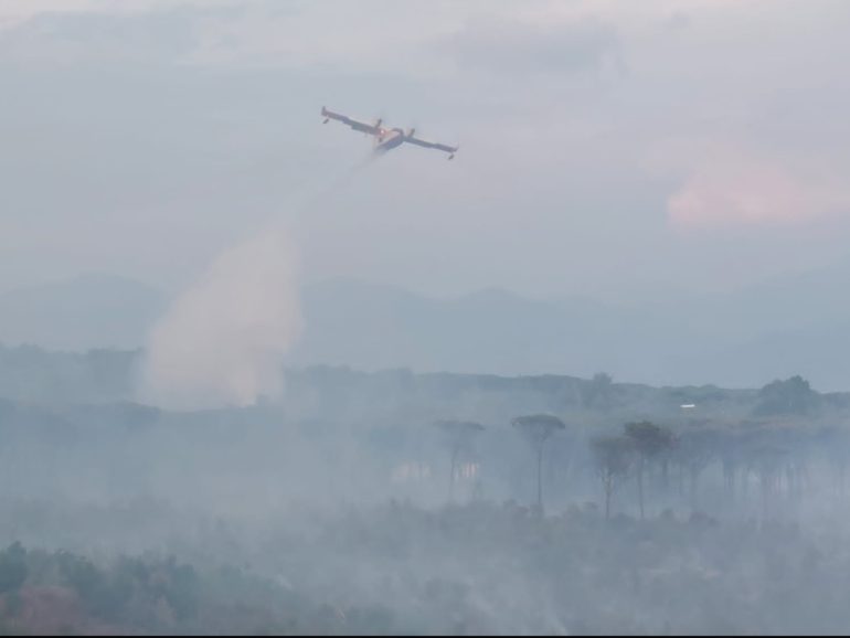 Incendio sul Vesuvio: evacuate due abitazioni a Torre del Greco