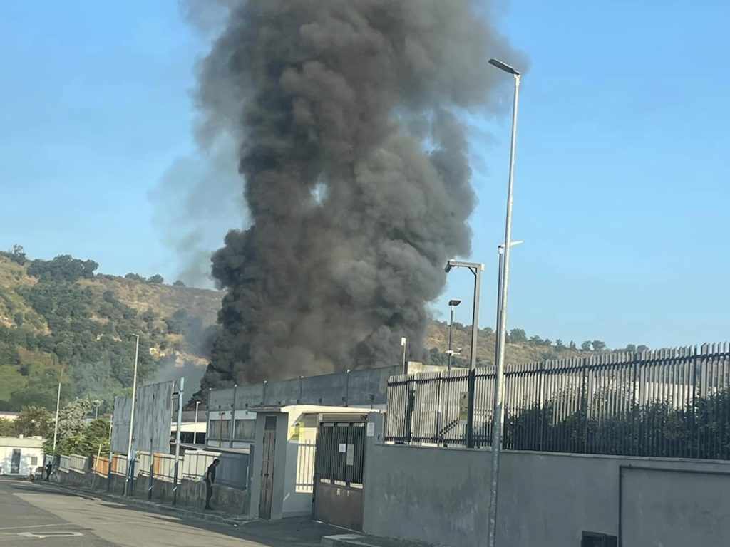 Pozzuoli, incendio fabbrica di distribuzione alimentare: sospesi i treni