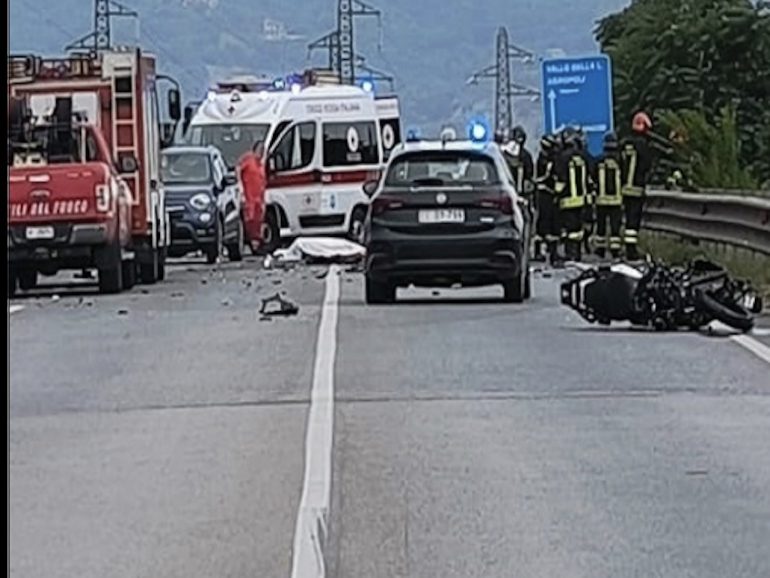 Capaccio due morti e un ferito grave: schianto tra auto e moto sulla Statale