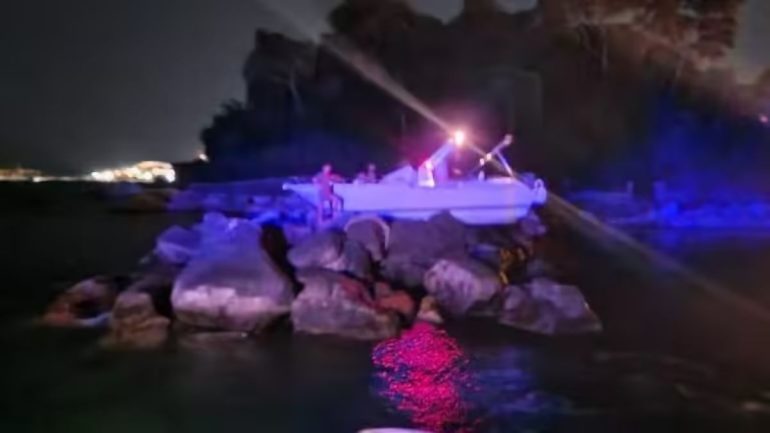 Ischia, barca impazzita scala una scogliera: l’uomo alla guida era ubriaco