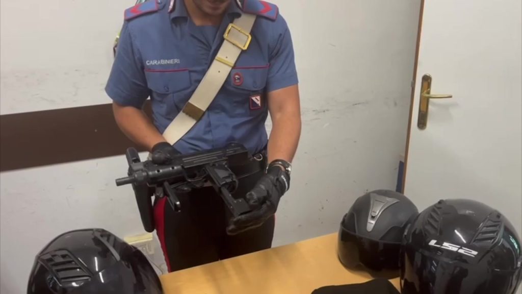 Fuorigrotta, sequestrato il kit del rapinatore nello Sferisterio abbandonato