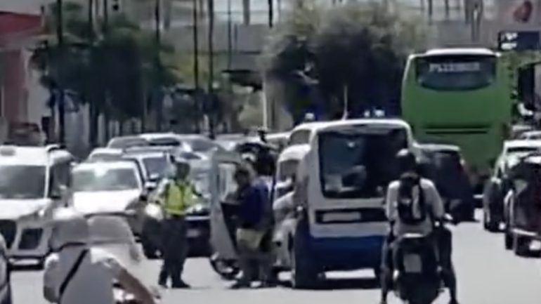 Napoli, ruba furgone della polizia municipale ma resta bloccato nel traffico: arrestato
