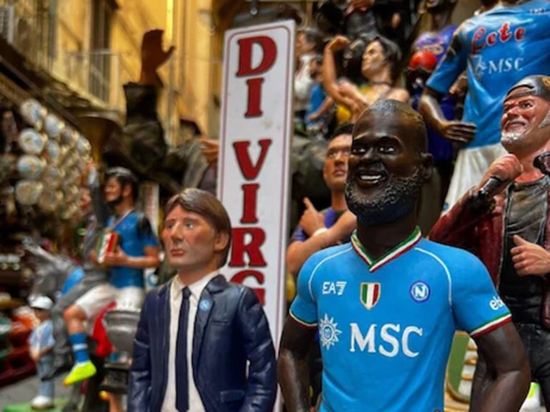 Lukaku al Napoli, trattativa in stallo. Ma il belga diventa già statuina del presepe