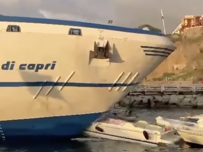 Paura nel porto di Sorrento traghetto travolge le barche