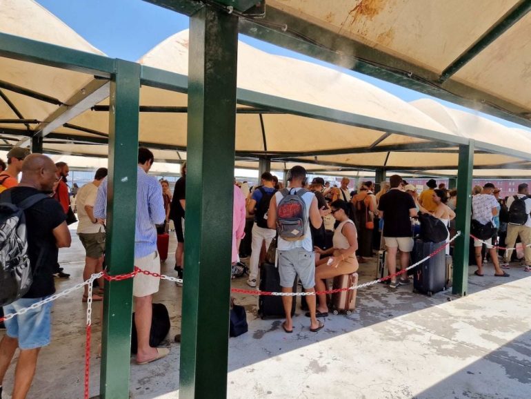 Napoli, al Terminal Beverello lunghe code sotto al sole cocente e gente seduta a terra