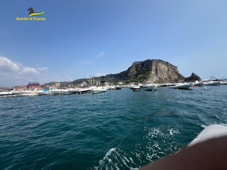 sequestrati a Nisida, ormeggi abusivi