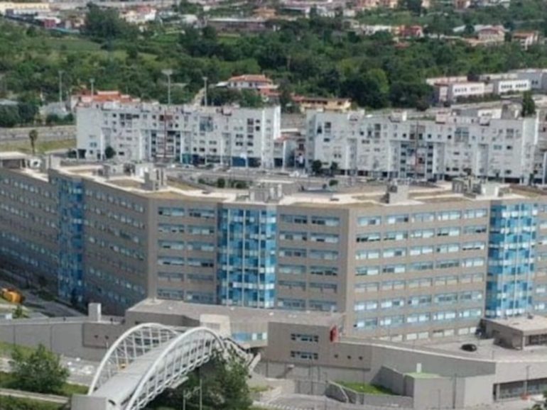 Napoli, stanca di aspettare aggredisce infermiera all’ospedale del Mare