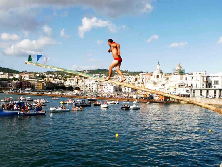 Napoli: 17 sfidanti e gemellaggio con Procida per evento “Pennone a mare” a Pozzuoli