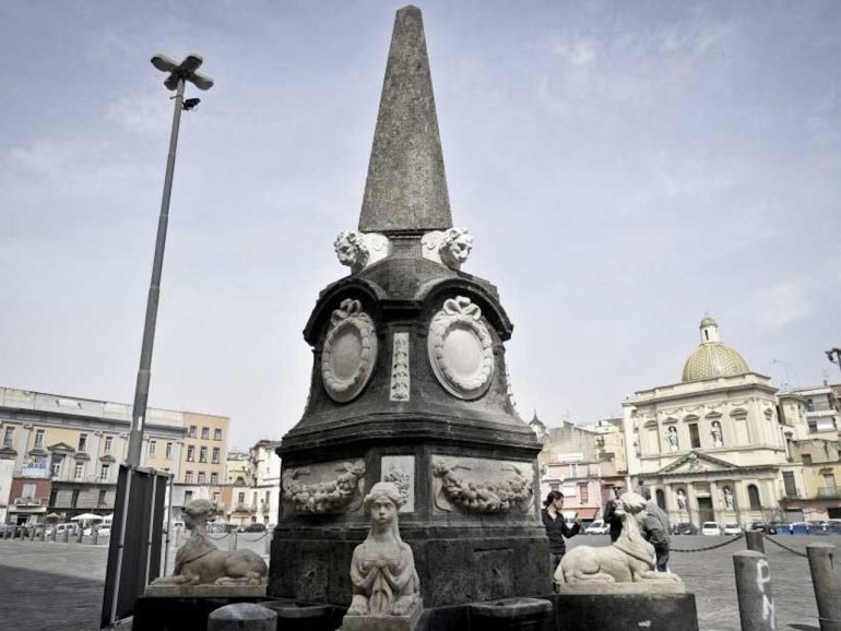 Napoli agguato in piazza Mercato: pregiudicato ferito a colpi di pistola