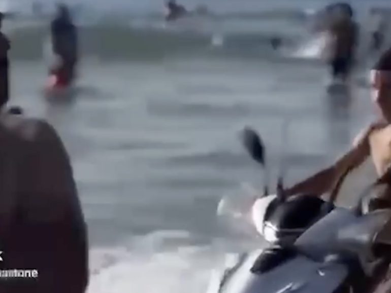 Licola, ragazzino sfreccia sulla spiaggia con lo scooter