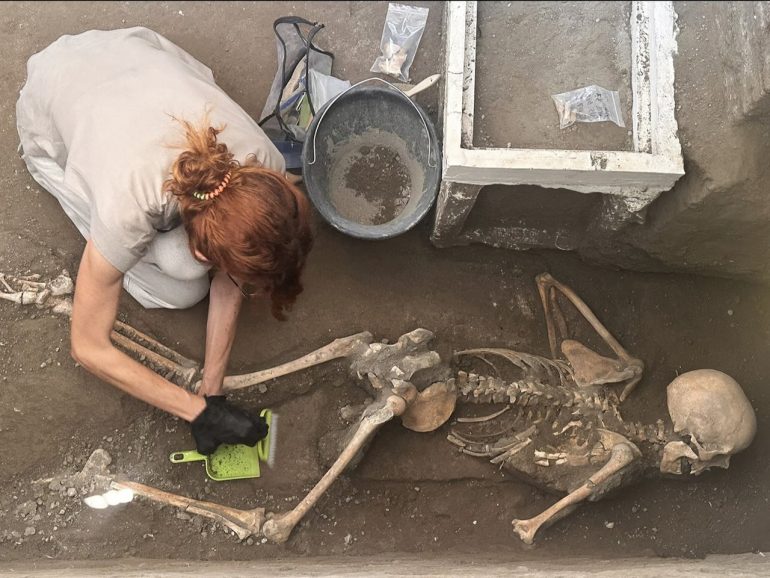 Pompei, i resti di altre due vittime dell’eruzione ritrovati nella Regio IX