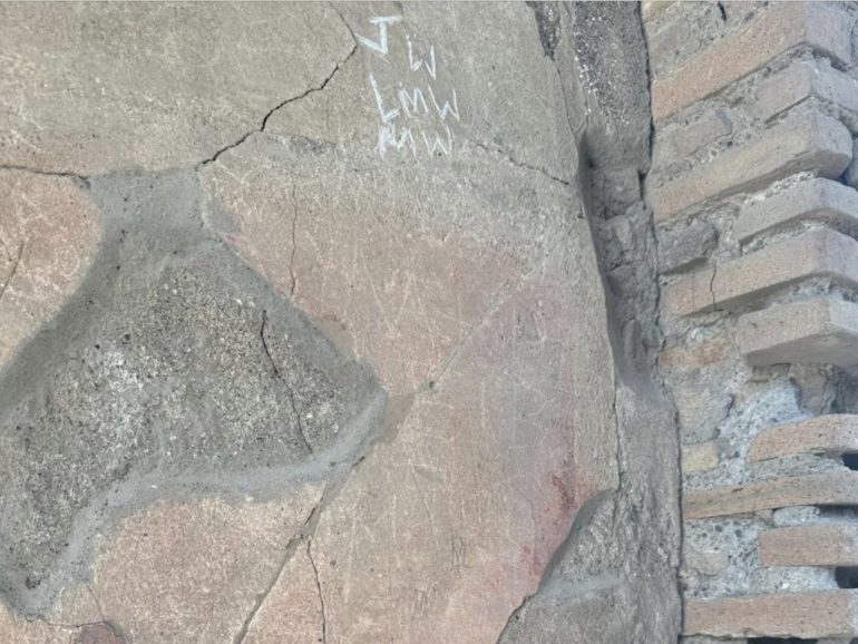 Vandalismo agli scavi di Pompei: turista inglese incide la Casa delle Vestali