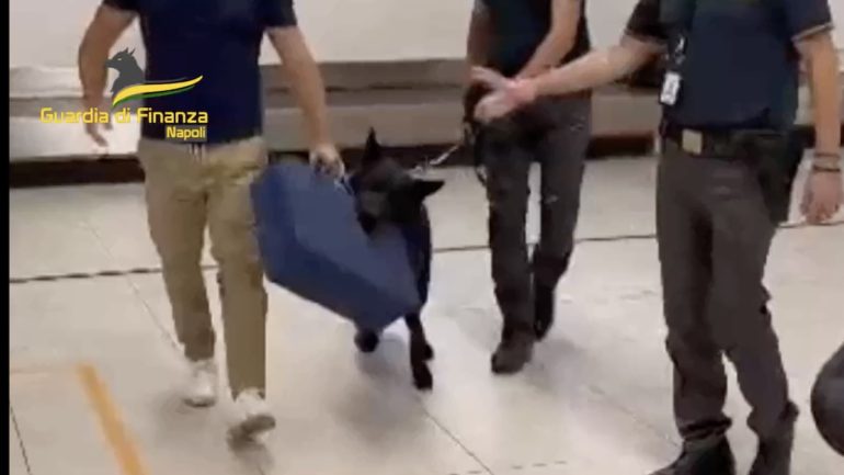 Napoli, sequestrati 437mila euro all’aeroporto di Capodichino