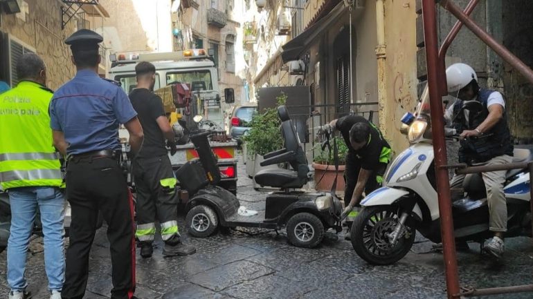 Napoli lotta alla sosta selvaggia: carabinieri e polizia locale sanzionano 44 veicoli