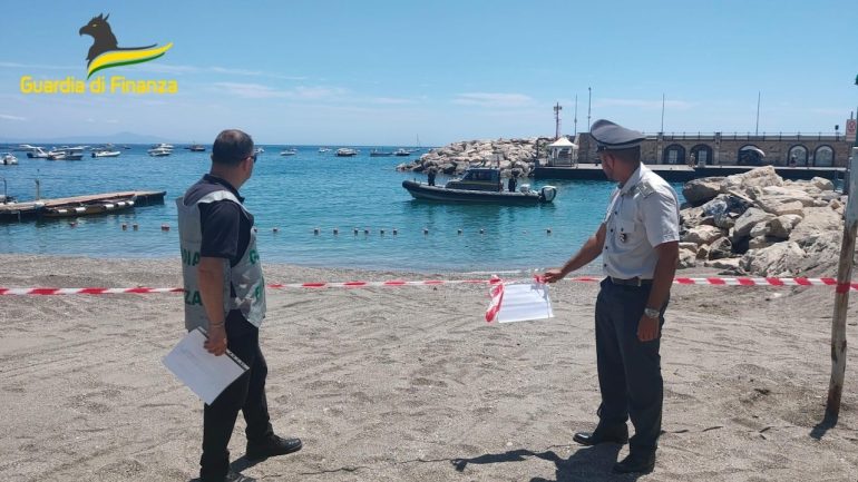 La Guardia Costiera sequestra 15 stabilimenti balneari abusivi a Salerno