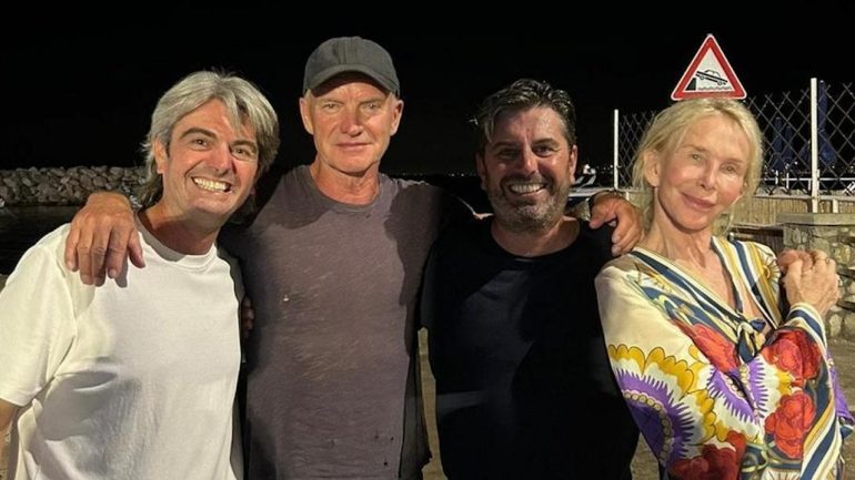 Sting e moglie mangiano pizza e fichi a Massa Lubrense