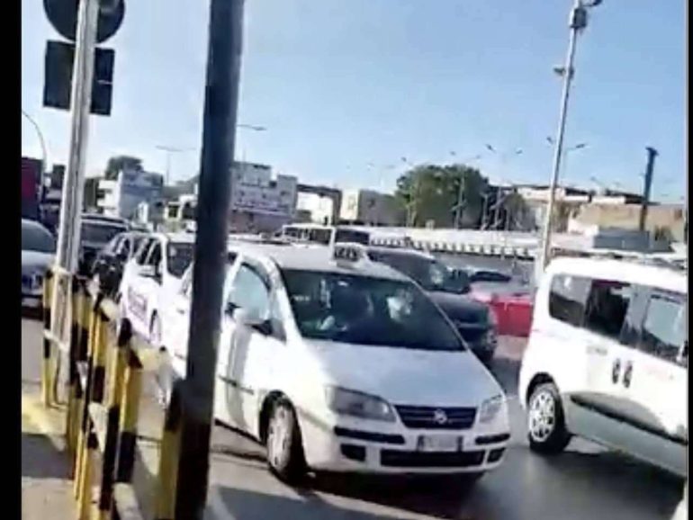 Capodichino, maxi-controlli a taxi e Ncc: multe, sequestri e una patente ritirata