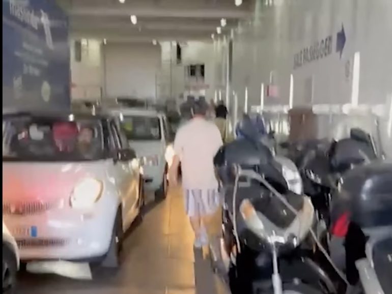 Disservizio sul traghetto da Casamicciola: passeggeri intrappolati per ore