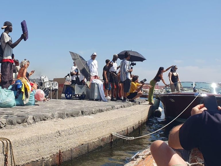 Napoli, l’ormeggio abusivo della Rotonda Nazario Sauro diventa set della pornostar Valentina Nappi