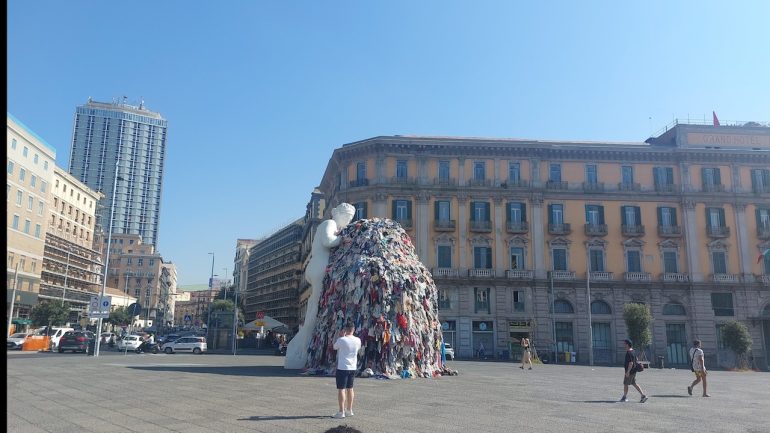 Napoli, la Venere degli stracci lascia la piazza e va in chiesa