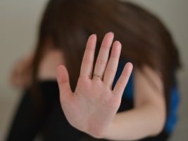 Benevento, picchia e ricatta la madre per soldi: 27enne allontanato con braccialetto elettronico