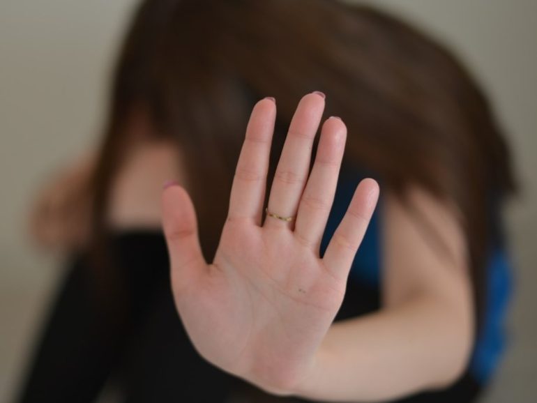 Benevento, picchia e ricatta la madre per soldi: 27enne allontanato con braccialetto elettronico