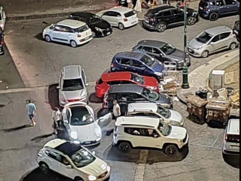 Napoli, parcheggiatori abusivi infestano piazza San Luigi a Posillipo