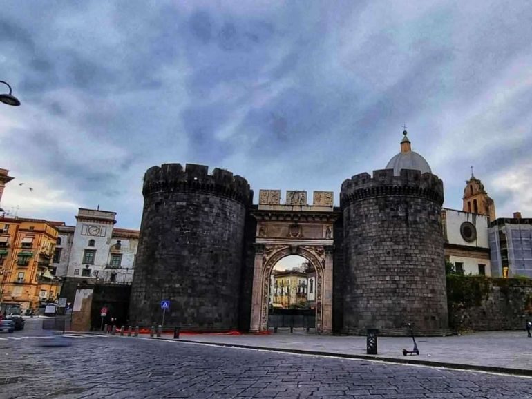 Napoli, blitz antidroga a Porta Capuana: arrestato pusher 22enne 