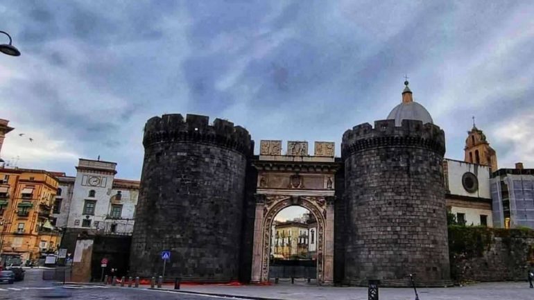 Napoli, migrante accoltellato nella notte a Porta Capuana