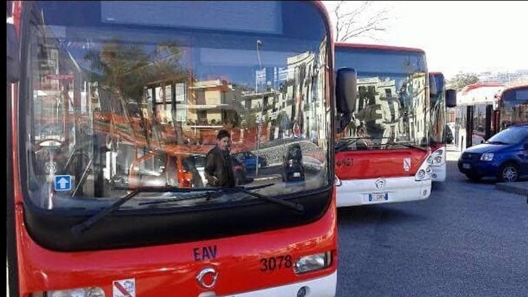 Napoli, il sindacato Orsa contro Eav: “Sta obbligando gli autisti dei bus a mettersi in ferie”