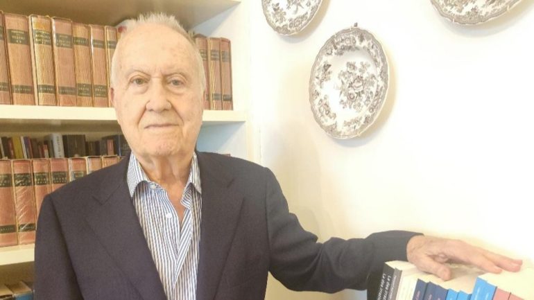 ‘Sotto lo sguardo di un Dio indifferente’: il saggio di Ciro Caiazzo