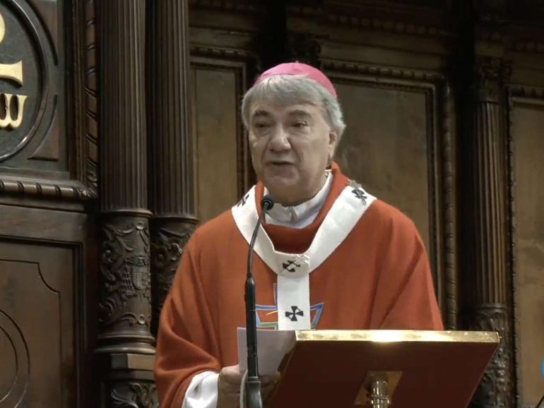 Napoli, don Mimmo Battaglia: “Istituzioni assenti a funerali? Da soli non ci salviamo”