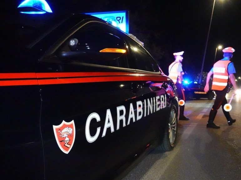 Sant’Antimo: fuggono dai carabinieri e si schiantano contro i cassonetti, denunciati