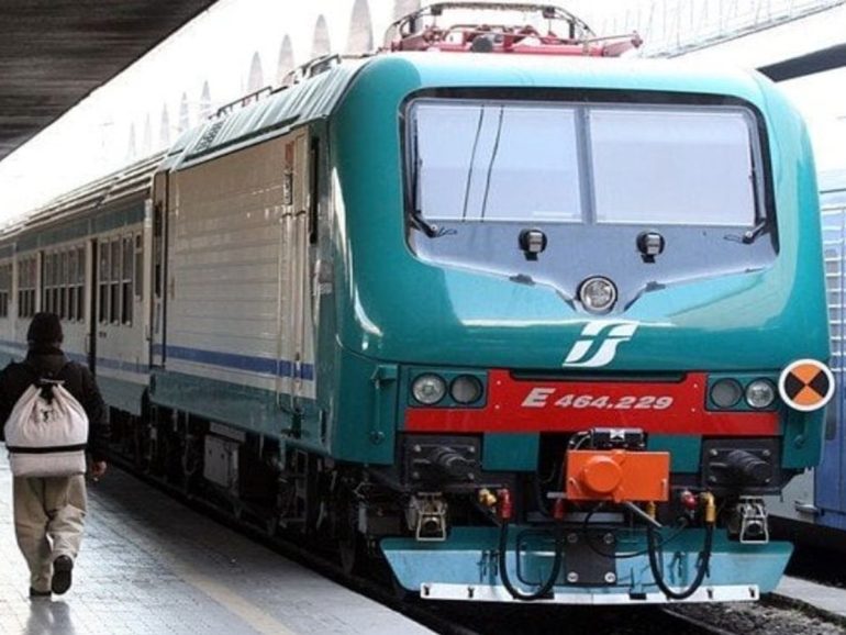 Notte Bianca Salerno 2026: Trenitalia attiva 20 corse straordinarie della metro fino alle 3