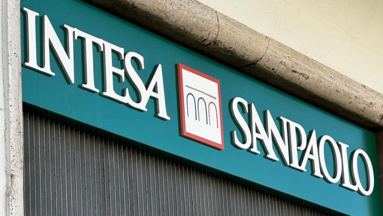 Dossieraggio, banca Intesa sotto inchiesta per la mancata vigilanza su Coviello