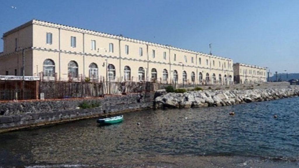 Napoli, tenta la fuga dopo una visita medica dall’IPM di Nisida