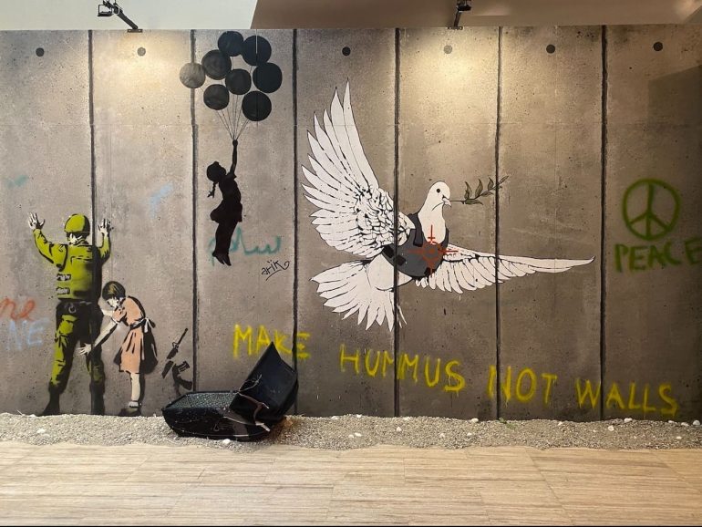 La mostra immersiva di Banksy sbarca a Napoli
