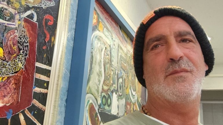 ‘Oltre il Caos: Viaggio nell’Identità con Laser’