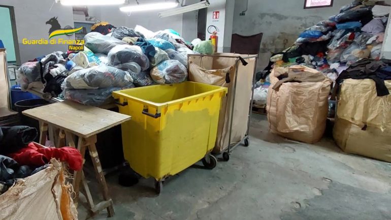 Ercolano, scoperta discarica rifiuti speciali non autorizzata: denunciata 56enne