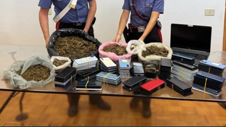 Torre del Greco, 181 smartphone e diversi computer in cantina: arrestato per ricettazione