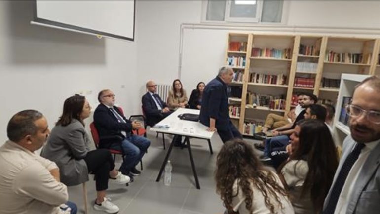 De Giovanni a detenuti a Poggioreale: “Leggere per essere liberi”