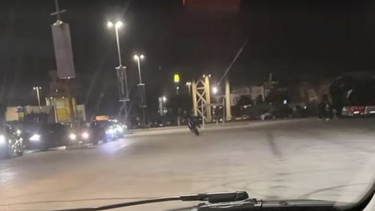 Afragola, le corse clandestine tornano nel parcheggio del centro commerciale